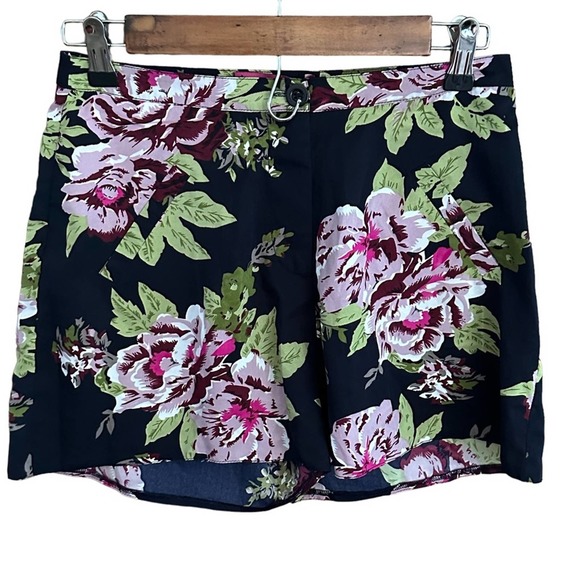 NWT Boohoo Floral Lightweight Shorts women's size 4‎ - Picture 1 of 5